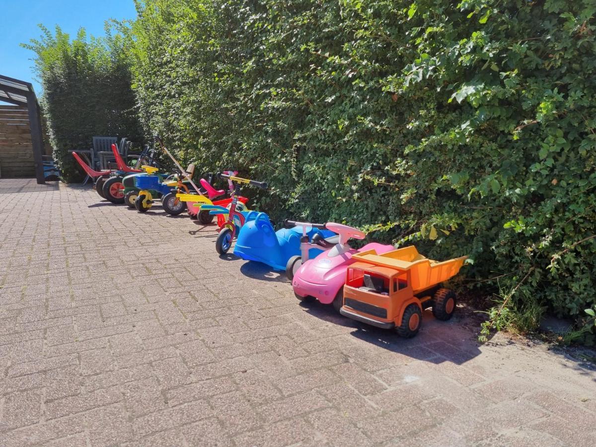 Finse Woning Op Camping De Tulpenweide Breezand Kültér fotó